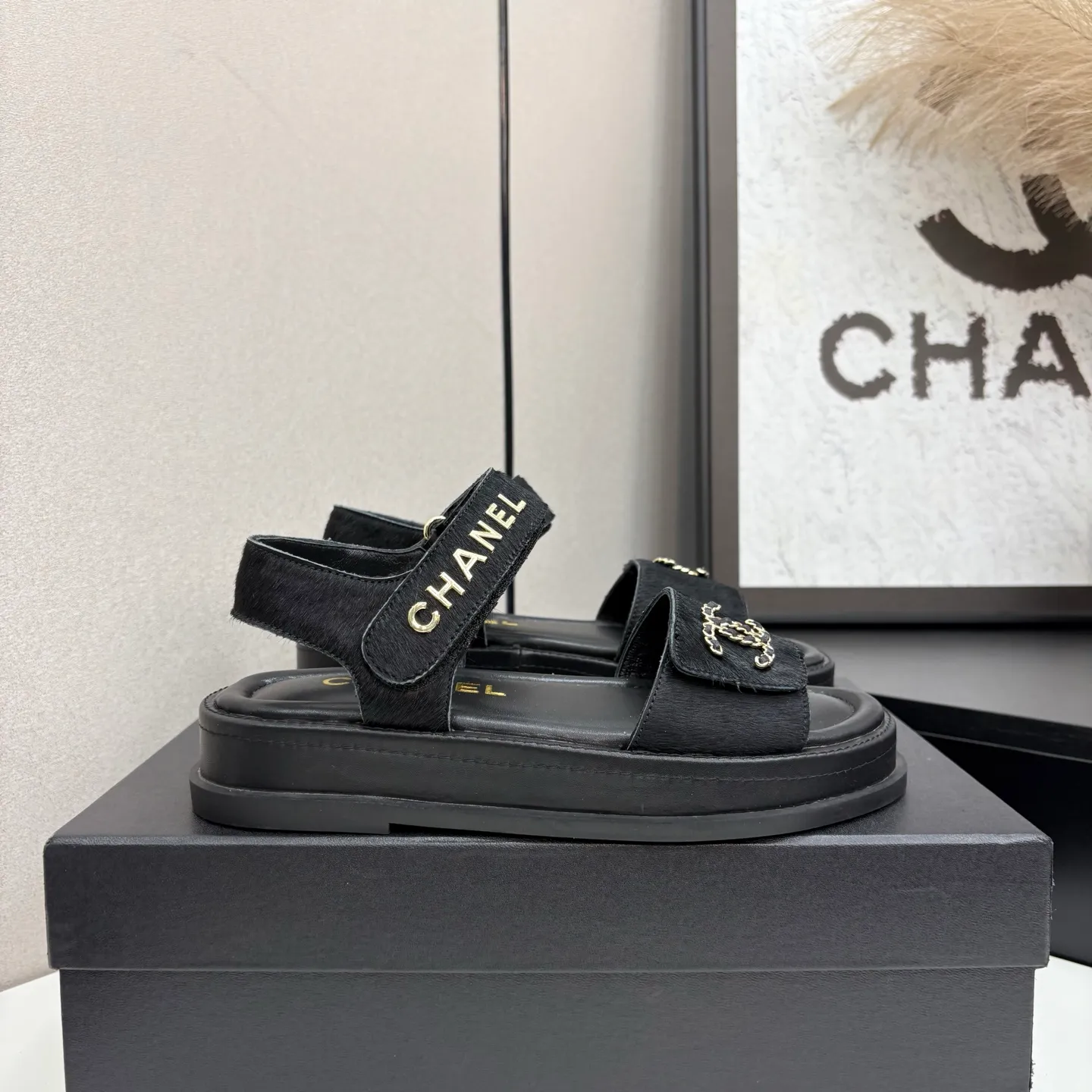 👟👟Ex-factory price 560👟👟Chanel Chanel's new early autumn thick-soled sandals are popular on catwalks on major social platforms. One of the most popular sandals at the moment. Soft and comfortable on the feet. Horsehair upper imported from Italy. Sheepskin feet. Original molded outsole Size: 35-40 (41 customized)